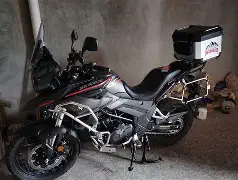 包含摩托车赛夜战：岭东银狐队翻盘蓬莱猎隼队，临门一脚致胜精神属性拉满的词条